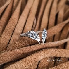 Wings of Ícarus Ring. -Material: 925 Sterling solid silver. Gentle on sensitive skin. -Adjustable size available. Ideally for sizes medium: 7 US - 8 US & 9 US.📏  -Front face height: 12 mm. -High quality jewel. Stamped 925 silver. -Handmade 🤲🏻 Embrace celestial beauty with our sterling silver 925 adjustable angel wings ring, delicately crafted to encircle your finger with ethereal grace. This stunning piece features intricately detailed angel wings that elegantly rest at the front, creating a captivating and angelic look. Perfect for adding a touch of heavenly charm to any outfit, this ring is a meaningful symbol of protection and guidance. Treat yourself or a loved one to this exquisite piece of angelic jewelry today! If you want to wear super curious and original silver necklaces, we a Angelic Jewelry, Ring With Wings, Pegasus Wings, Angel Wings Ring, Phoenix Wings, Wings Ring, Angel Wings Necklace, Angel Wing Ring, Angel Ring