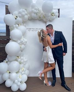 unique outdoor engagement party with romantic all-white themes and cute balloon decoration ideas Unique Engagement Party Ideas, Unique Engagement Party, Engagement Party Ideas, Engagement Party Outfit, Bridal Shower Inspo