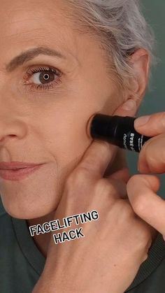 Illuminating Primer, Hooded Eye Makeup Tutorial, Makeup For Older Women, Beginners Eye Makeup, Hooded Eye Makeup, Hooded Eyes, Makeup Tutorials, Eye Makeup Tutorial, Younique