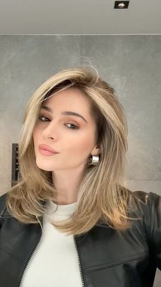 Jessy Hartel on Instagram: "New hair 🤍🎀💕" Jessy Hartel Makeup, Jessy Hartel Instagram, Medium Balayage Hair, Kristin Cavallari Hair, Short Hair Blonde, Hair Color For Morena, Hairband Hairstyle, Hello Hair, Black Hair Balayage