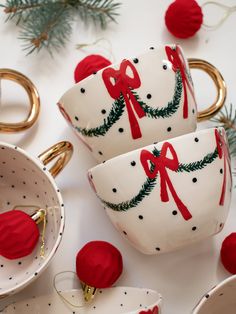 Paint Tea Cups Diy, Christmas Cup Painting Ideas, Diy Christmas Mugs Gifts, Christmas Painted Mug, Christmas Cup Painting, Xmas Pottery Painting, Ceramic Painting Ideas Christmas, Pottery Painting Christmas Ideas, Christmas Painted Pottery