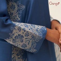 two people holding hands in front of a white wall with the words cangg written on it