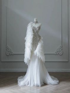 Wedding Dress With Feathers, Dress With Feathers, Gowns Dresses Elegant, 파티 드레스, Pretty Wedding Dresses, Fantasy Dresses, White Wedding Dress, Dream Wedding Ideas Dresses, Prom Dress Inspiration