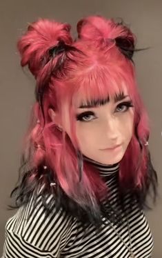 Hair Dye Ideas For Natural Blondes, Split Dyed Hair Ideas, Pink And Black Split Dye, Weird Hair Colors, Cool Hair Dye Ideas, Split Dye Hair Ideas, Split Dye Hair