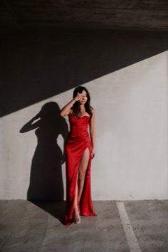 Formal Dresses Poses, Photography Poses Long Dress, Poses In Prom Dress, Red Dress Poses Photo Shoot, Formal Dress Photo Ideas, Formal Dress Instagram Pictures, Picture Poses For Dresses, Long Dress Pictures