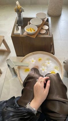 Outside Esthetics, Spa Asethic Pictures, Pedicure Aesthetic Salon, Day Spa Aesthetic, Back Massage Aesthetic, Massage Aesthetic Spa, Pedicure Spa Ideas, Nail Salon Aesthetic, Spa Day Aesthetic