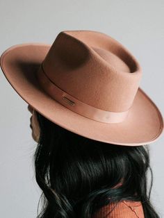 This women's rancher hat has a brim and crown trimmed with tonal grosgrain ribbon and a slightly curled up brim. As far as women's western hats go, the Monroe in Dusty Pink is definitely one of our most popular styles. Womens Western Hats, Women Fedora, Gigi Pip, Floppy Sun Hats, Rancher Hat, Fall Hats, Brown Hats, Classic Hats, Halo Style