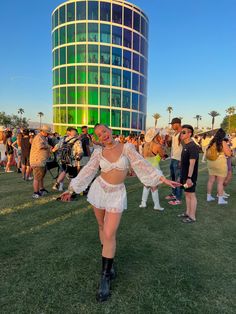 Rave Outfits With Sleeves, Coachella Outfits 2022, Coachella Outfit 2023 Plus Size, Festival Outfits Simple, Music Festival Outfits Indie, Coachella Pink Outfit, 2023 Coachella Outfits, Coachella Looks Plus Size, Coachella Inspo 2023