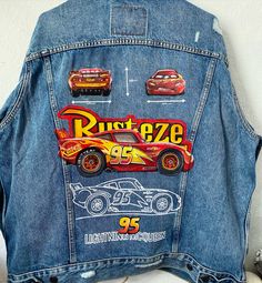 Chamarra pintada a mano de Cars. Para más información instagram: @vanguardia_rc Denim Jacket Diy Paint, Custom Jeans Diy, Diy Denim Jacket, Cars Theme Birthday Party, Celebrity Casual Outfits, Diy Jacket, Custom Jeans, Denim Ideas