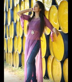 Pinterest: ThePrettiestSoul Stylish Long Kurti With Jeans, Stylish Long Kurti, Long Kurti With Jeans, Kurti With Jeans, Kurti Styles, Indian Kurti Designs, Long Kurti, Long Kurti Designs