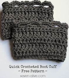 two crocheted pot holders sitting next to each other on a white surface with text overlay that says, quick crocheted bot off - free pattern