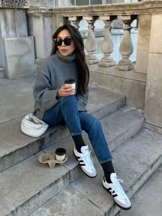 Adidas Sam Smith Outfit, Rebook Outfit Woman, Rainy Casual Outfit, Adidas Samba Outfit Winter, Outfit Tenis, Chic Outfits Edgy