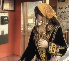 Middle East Clothes, Arabian Women Outfits, Arabian Women Fashion, Saudi Dress, Arabian Dress Fashion, Arab Clothes, Arab Fashion Aesthetic, Middle Eastern Outfits, Middle Eastern Aesthetic Fashion