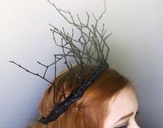 DIY Queen of the Woods Fairy Crown - Check out our list of 39 other DIY crown and tiaras that you can create for your next party | Coolcrafts.com Fairy Headpiece Diy, Fairy Crowns Diy, Diy Crowns, Forest Fairy Costume, Witch Costume Diy, Diy Tiara, Cosplay Crown