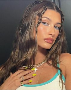 Hailey Baldwin Hairstyle, Leo Hairstyles, Hair Styles For Going Out, Coachella Outfit 2024, Medium Length Hairstyles For Thick Hair, Simple Coachella Outfit, Off Guard Pictures, Hailey Bieber Hair, Cute Trendy Hairstyles