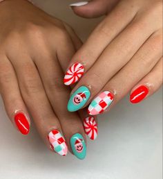 Christmas Nails Grinch Easy, Funky Christmas Nails Acrylic, Groovy Christmas Nails, Quirky Christmas Nails, Preppy Nails Christmas, Christmas Checkered Nails, Funky Christmas Nails Design, Abstract Christmas Nails, Unique Nail Designs Creative Beautiful