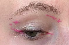 graphic liner pink glitter ig: @ miglesgraphicliner Pink Eye Liner Looks, Simple Colourful Eyeliner, Cute Graphic Liner Looks, Hooded Eye Graphic Liner, Pink Liner Eye Makeup, Pink Graphic Eyeliner, Pink Eyeliner Looks, Pink Eyeliner Makeup, Colorful Graphic Liner