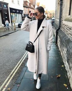 White Teddy Coat, Moda Over 40, Winter Mode Outfits, Classy Coat, September Fashion, Perfect Winter Outfit, Fall Fashion Coats, Boucle Coat, Olsen Twins