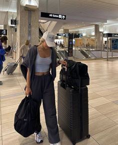 Best Summer Airport Outfit You Should Try | Aesthetic Airport Outfits Ideas For Hot Weather #aestheticoutfits Classy Airport Outfit, Flight Outfit Airport Style, Airport Outfit Comfy, Chic Airport Outfit, Cute Airport Outfit, Chic Travel Outfit, Plane Outfit, Comfy Airport Outfit, Airport Outfit Summer