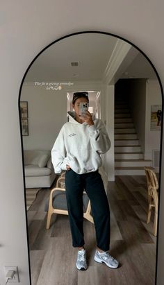 Cozy Long Sleeve Outfit, Casual Sports Game Outfit, Hiking Outfit Sweatpants, Hoodie Outfits Women Aesthetic, Fall Altheisure Outfits, Trendy Cozy Outfits, Fall Outfits 2023 Comfy, Fall Mom Outfits Casual, Chic Lazy Day Outfits