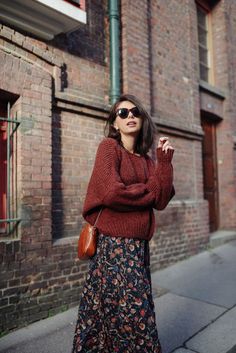 Dress Outfits For Fall, Oversized Sweater And Skirt Outfit, Winter Style Women, Stile Hippie Chic, Fall Sweater Outfits, Dress In Autumn, Chique Outfits, Big Sweaters, Look Retro