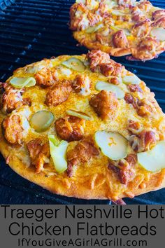 hot chicken pizzas on the grill Traeger Recipes Chicken, Traeger Meals, Flatbread Dinner, Blackstone Grill Recipes, Smoked Pizza, Easy Smoker Recipes, Smoker Recipes Electric, Traeger Cooking