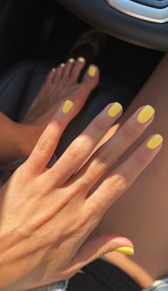 Yellow Manicure Ideas Summer, Yellow Nail Aesthetic, Short Natural Nails Summer, Short Nail Colors Summer, Short Sns Nails Summer, Summer Dip Nail 2024 Trends, Orange Mani Pedi, Manicure Short Nails Summer, Short Squoval Nails Summer