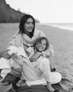 Mom Daughter Photos, Family Portrait Poses, Family Beach Pictures, Beach Family