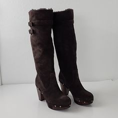 Rockport Katja Shearling Tall Boots Color: Blue Size: 6.5m S/N: K59103 Boot Opening: 7.3“ Approx Shaft Height: 14.4“ Approx Calf Circumference: 6.9“ Approx Ankle Circumference: 5.4 “ Approx Heel Height: 3.5" Approx (From Top To Bottom Of Heel) Platform Height: 1.1" Approx Toe Style: Almond Heel Style: Wood Style Description: Suede Leather Uppers, Shearling Lining, Rubber Sole, Stacked Heel, Wood Instep, Grommets Along Edge Of Boots, Wrap Around Suede Buckle, Knee High Length Condition: Suede Has Come Off Glue, Scratched At The Manufacturer, Scratch Is Under Manufacturer Sticker, Scratches/Marks Throughout Ws119f0 Rockport Shoes, S N, Tall Boots, Stacked Heel, Shoes Heels Boots, Wrap Around, Suede Leather, Shoes Women Heels, Knee High