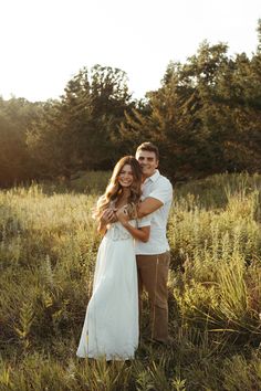 Engagement Photos In Dress, Easy Engagement Photo Poses, Casual Fall Couples Photoshoot, Save The Date Outfit Ideas Fall, Couples Photoshoot Style Guide, Engagement Photos Outfits Field, Engagement Session Poses Picture Ideas, Neutrals Engagement Photos