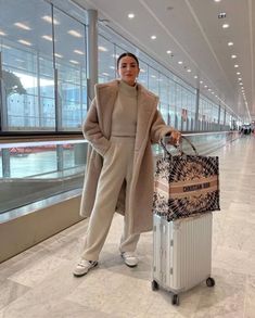 11 Best Outfits For The Airport In 2023 - Travel Beauty Blog Plane Ride Outfit, Airport Style Comfy, Plane Outfit Airport Style, Winter Travel Capsule Wardrobe, Capsule Travel Wardrobe, Travel Outfit Winter, Winter Capsule Wardrobe Travel, Airport Outfit Comfy, Comfortable Airport Outfit