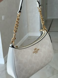 Сумка coach Aesthetic Designer Bags, Cross Bag Outfit, Coach Aesthetic, Coach Bag Outfit, Handbag Ideas, Classy Purses, Fancy Purses, My Style Bags