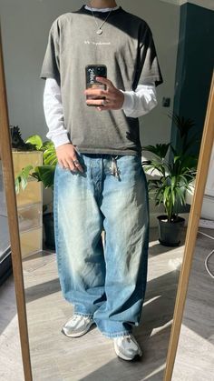 Embrace the relaxed vibe of a baggy jeans outfit. Perfect for laid-back days, they're the cornerstone of effortless street style. Streetwear Men Outfits Street Fashion, Guy Aesthetic Outfits, Baggie Jeans Outfit, Baggy Jeans Outfits, Skate Jeans, Baggy Jeans Outfit, Streetwear Inspo, Concept Clothing, Mens Trendy Outfits