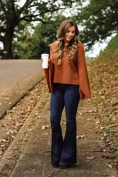 Flared Jeans Outfit Fall, Curvy Fall Outfits, Bell Bottom Jeans Outfit, Bell Bottoms Outfit, Stile Blair Waldorf, Adrette Outfits, Flare Jeans Outfit, Thanksgiving Outfit Ideas, Cute Thanksgiving Outfits