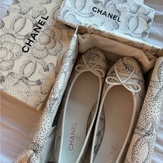 Very Hard To Find Combo! Chanel Camellia For Ballerina Flats Brand New In Box Never Worn Comes With Dustbags Size 40.5 Channel Shoes Women, Classy Shoes Flats, Chanel Ballerina Flats, Beige Ballet Flats, Classy Flats, Chanel Ballerina, Pink Loafers, Chanel Loafers, Chanel Espadrilles