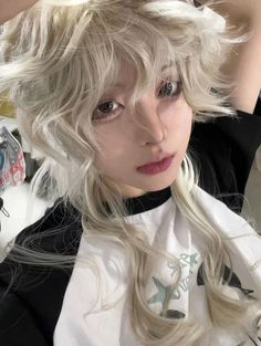 Medium Long Curly Hair, Hair Retro, Pop Punk Fashion, Asian Short Hair, Dyed Hair Inspiration, Wig With Bangs, Anime Hair, Dye My Hair, Hair Reference