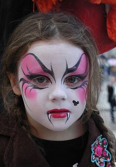 I always get girls that want to be vamps. Love this. Vampire Face Paint, Halloween Makeup For Kids, Obličejové Masky, Halloweenský Makeup, Girl Face Painting, Halloween Creative, Vampire Makeup, Kids Face Paint