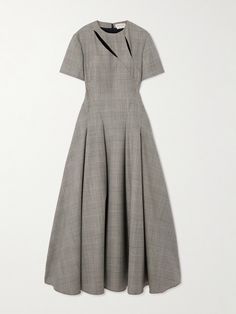 Alexander McQueen's form of sophistication always involves a cool sharpness. This dress is made from classic Price of Wales checked wool and has slash-like cutouts along the fitted bodice that reveals hints of skin. The softly pleated skirt creates gentle movement as you walk. Build Wardrobe, Wool Maxi Dress, Uzun Boy, Summer Style Guide, Artist Branding, Grey Maxi Dress, Exclusive Dress, Pretty Clothes, Prince Of Wales