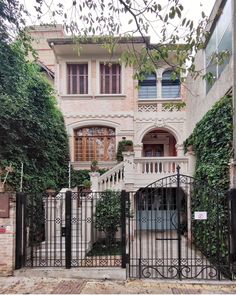 Vintage House Exterior, Townhouse Exterior, Modern Townhouse, Victorian Townhouse, Indian Home Design, Casa Vintage, Casas Coloniales, January 9, Home Building Design