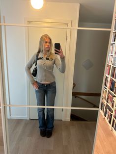 Fit Inspo For School Outfits Winter, Grey Flared Jeans Outfit, Winter Outfits Stockholm, Flare Jeans Outfit Summer, Cold Weather Outfits For School, Stockholm Style Aesthetic, Outfit Elegant, Stockholm Fashion, Cute Everyday Outfits