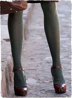 Charcoal wool tights, open toe burgundy sandals. Chic and perfect for cold fall/winter days Gray Tights, Green Tights, Tights And Heels, Tokyo Street Fashion, Grunge Look, Cooler Look, Look Vintage, Fall Looks