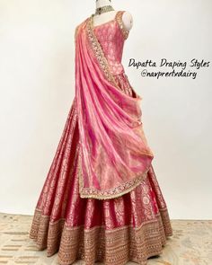 Lehanga Styles Saree Draping, Chunni Draping On Lehenga, Duppata Drape, Dupatta Draping Styles, Dupatta Styling, Dupatta Draping, Shiva Tandav, Draping Ideas, Peach Lehenga