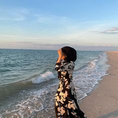 Beach Dress Hijab, Hijabi Beach Pictures, Feminine Hijabi, Hijabi Beach Outfit, Fotografi Fesyen, Beach Hijab, Beach Holiday Outfits, Ootd Poses, Muslimah Style