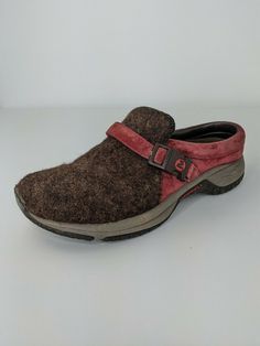 Merrell Encore Groove Wool Earth Wool Burgundy Suede Women Size 9 Slip On Shoes. Condition is "Pre-owned". Shipped with USPS Priority Mail. Clogs, On Shoes, Priority Mail, Slip On Shoes, Slip On, Womens Sizes, Wool