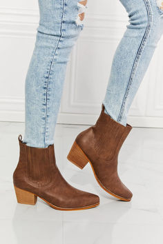 Love The Journey, Color Castaño, Heeled Chelsea Boots, Botas Chelsea, Chestnut Color, High Quality Shoes, Pointed Toe Heels, Chelsea Boot, Trendy Shoes