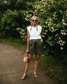 Karin Emily Style | My Favorite Shorts for Summer (non denim!) #nondenimshorts #linenshorts #comfyshorts Navy Chino Shorts Outfit Women, Modest Shorts Women, Kacki Shorts Outfits, Chambray Shorts Outfit, Khaki Shorts Outfit Women, Modest Shorts Outfits, Navy Shorts Outfit, Mission Outfits, Spring Shorts Outfits