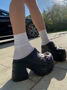 #crocs #sirenclog Crocs Siren Clogs Outfit, Siren Clog Crocs Outfit, Crocs Platform, Crocs Outfit, Platform Crocs, Croc Heels, Clogs Outfit, Cute Fits, Mule Clogs