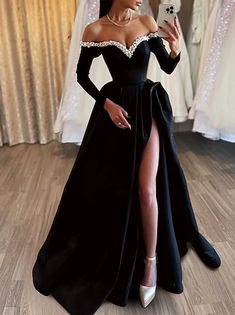 Abendkleid in A-Linie, elegantes Kleid, formelles Weihnachtskleid, bodenlang, kurze Ärmel, Illusionsausschnitt, Satin mit gerüschten Perlen 2023 2023 - € 145.99 Formal Masquerade, Prom Dresses Long A Line, Prom Dresses Long Black, Portret Feminin, Split Prom Dresses, 파티 드레스, Gown Black, Glamorous Party, Long Sleeve Prom