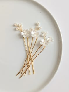 Add a touch of romance and sparkle to your wedding day with the perfect dainty bridal hair accessory. These exquisite floral hair pins are the ideal addition to any modern brides hairstyle - from boho chic to classic elegance. Let your hair accessories reflect the unique beauty of your love story on your special day. Sold as a set of 3 DETAILS: - Each item is made to order and delicately handcrafted - Flower Measures: 1 cm (1/2") - Branches Measure: 2.5 cm (1") - Metal hair pins (gold or silver) Simple Hair Piece, Pearl Bridal Hair Accessories, Flower Wedding Hair Pieces, Hair Pins Hairstyles, Wedding Hair Veil, Brides Hairstyle, Bride Hair Flowers, Wedding Flower Hair Pieces, Bridal Hair Clips