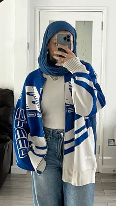 Blue Sweater Outfit Hijab, Street Wear Hijab Outfit, Colorful Hijab Outfits, Street Wear Hijab, Denim Outfit Hijab, Street Hijab Fashion Casual, Hijabi Street Wear, Modest Y2k Outfits, Outfits Aesthetic Modest